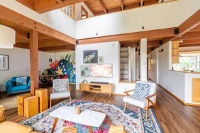 Stylish Retreat with Bay Views - Image 4