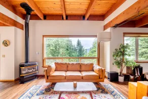 Stylish Retreat with Bay Views - Image 3