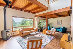 Stylish Retreat with Bay Views - Image 2