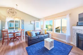 Coastal Retreat in Long Beach: Walk to Attractions - Image 4
