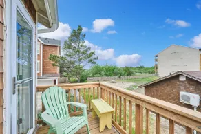 Coastal Retreat in Long Beach: Walk to Attractions - Image 3