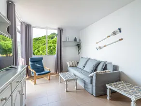 Apartment with sea views and beach access - Image 2