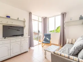 Apartment with sea views and beach access - Image 3