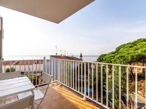 Apartment with sea views and beach access - Image 4