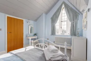 The Old Abbey Farmhouse - Stay at Quarr Abbey Monastery - Pet-Friendly Farmhouse with History & Countryside Views, surrounded by woodland & nature - Image 3