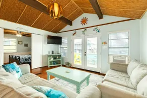 Walk to Ocean: Coastal Surfside Beach Bungalow! - Image 3