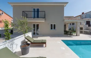 Villa mit Garten, privatem Pool und Terrasse - Image 4