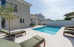 Villa mit Garten, privatem Pool und Terrasse - Image 2