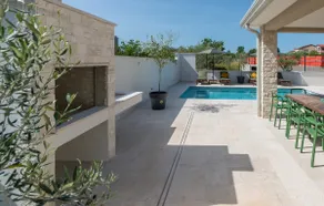 Villa mit Garten, privatem Pool und Terrasse - Image 3