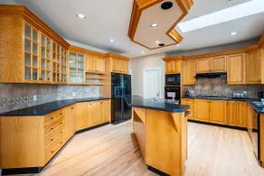Cheerful 7 bedroom home C/W hot tub, 1.6 Acre lot - Image 5
