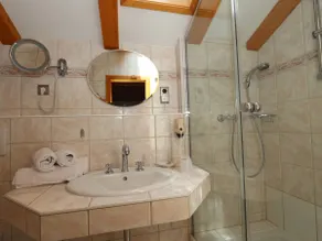 Apartment with balcony and lots of privacy - Image 4