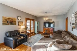 Bright 4BR Bungalow Sleep 12 near Des Moines & i80 - Image 2