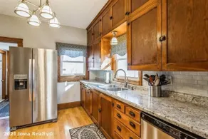 Bright 4BR Bungalow Sleep 12 near Des Moines & i80 - Image 3