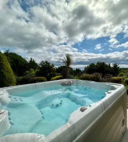 The Spinney - Spectacular views over the bay and close to beach with parking - Image 2