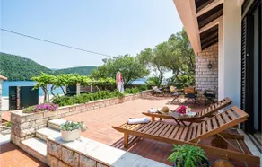 2 bedroom lovely home in Ston - Image 2
