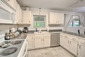 Huge Home! Close to All! Big Enclosed Yard! Park 6 - Image 3