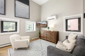 Historic studio w/ kitchen & parking - Image 2