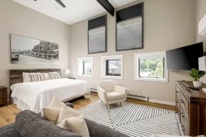 Historic studio w/ kitchen & parking - Image 3