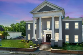Historic Mansion Apt 2 in Downtown – Free Parking! - Image 3