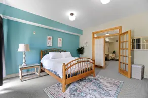Historic Mansion Apt 2 in Downtown – Free Parking! - Image 2