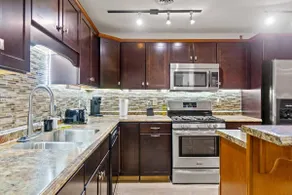 Historic Mansion Apt 4 | Ping-Pong & Free Parking - Image 3