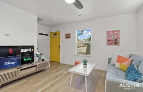 Recently Renovated E Austin Duplex + Free Parking - Image 2