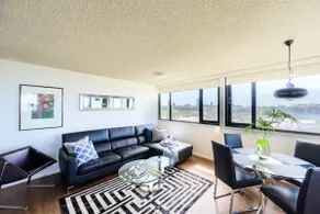Jade - St Kilda Beach Views - Image 2