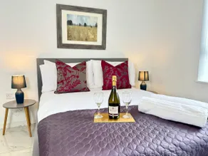 Paradigm House, Luxury 2-Bedroom Apartment 3, Free Parking, Oxford - Image 2