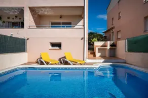 House in Creixell: Private Pool, Parking, Terrace, Air Conditioning, Sleeps 8 - Image 5