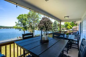 Lakefront cottage with hot tub - Image 3