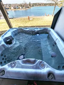 Lakefront cottage with hot tub - Image 4