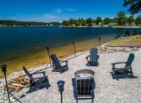 Lakefront cottage with hot tub - Image 2