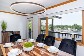 Lakefront cottage with hot tub - Image 5