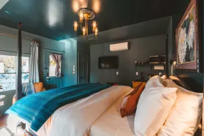 Moody Ashland Escape: Luxe Suite, Copper Tub - Image 5