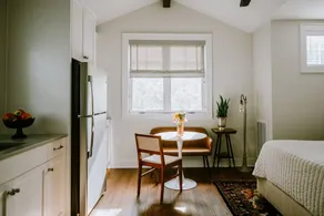 *Boutique Woodview Walk Up Apartment* - Image 5