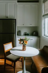 *Boutique Woodview Walk Up Apartment* - Image 3