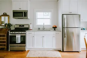 *Boutique Woodview Walk Up Apartment* - Image 2