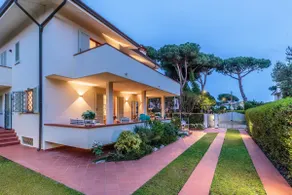 Regina Beach Villa, by the beach in Marina di Pietrasanta - Image 2