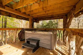 Oakleaf Treehouse - Secluded Romantic Loft with Hot Tub & Creek - Image 3