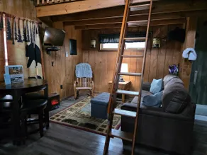 Oakleaf Treehouse - Secluded Romantic Loft with Hot Tub & Creek - Image 4