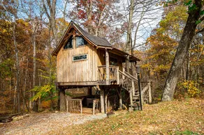 Oakleaf Treehouse - Secluded Romantic Loft with Hot Tub & Creek - Image 2