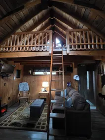 Oakleaf Treehouse - Secluded Romantic Loft with Hot Tub & Creek - Image 5
