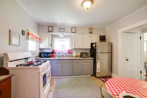 BBQ, Fire Pit & Yard: Family Home in Adrian - Image 2