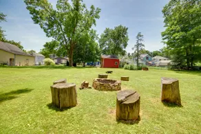 BBQ, Fire Pit & Yard: Family Home in Adrian - Image 3