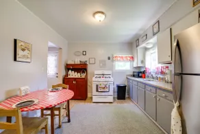 BBQ, Fire Pit & Yard: Family Home in Adrian - Image 5