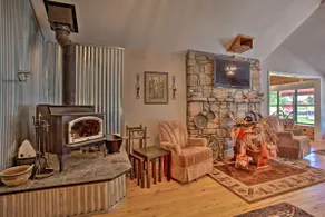 Rustic Home w/ Patio, 1 Mi to Sunset Beach! - Image 4