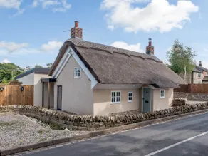 Family-oriented cottage with barbecue & garden - Image 2