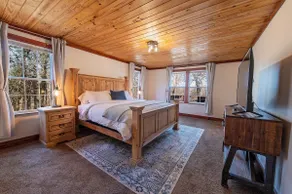 Wauhatchie Blue Pool House with Private Spa - Image 5