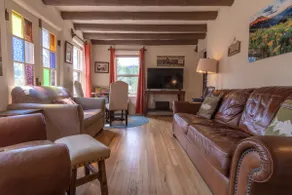Das einzigartige, historische \"Almont Adobe House!\"  Das Hotel liegt am Fluss mit privatem Angeln und Zugang zum National Forest, nur 15 Minuten von Crested Butte und Gunnison entfernt. - Image 2