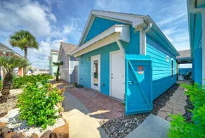 Coastal Vibe by AvantStay | Playscape and Pool - Image 3